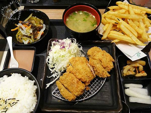 【食。中和環球】福勝亭TONKATSU 日式豬排專賣。高麗菜絲、湯品、白飯、飲料無限續