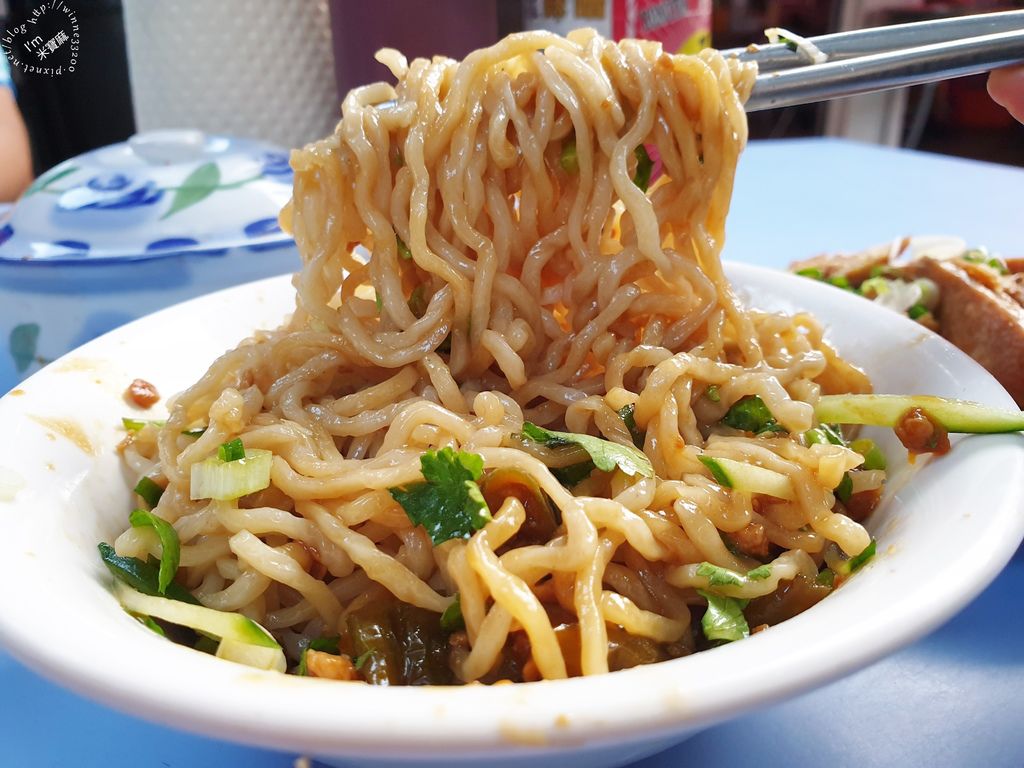 小彤麵館┃永和美食。東北人炸醬麵。10元起的小菜吃飽超過癮(已歇業)