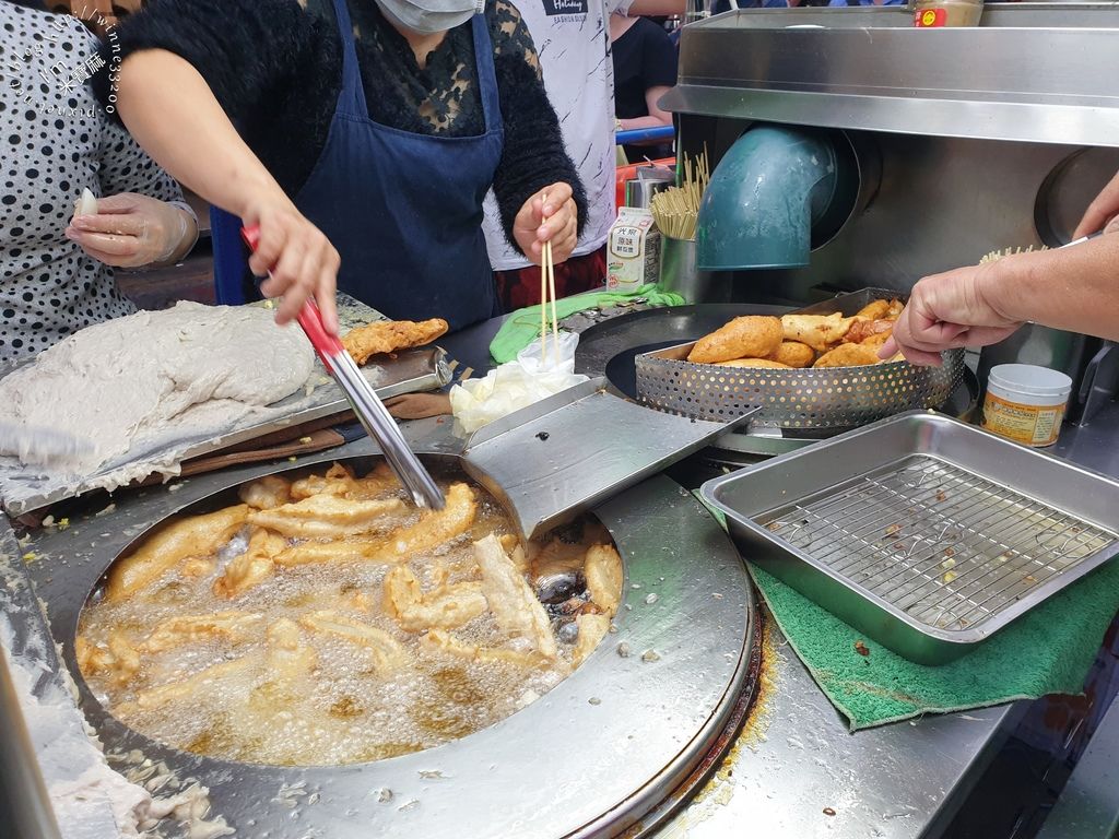 艋舺夜市美食 東港旗魚黑輪 丸田飛碟燒 懷念愛玉 廣州街20年老店蚵仔煎 傳奇地瓜球 (3)