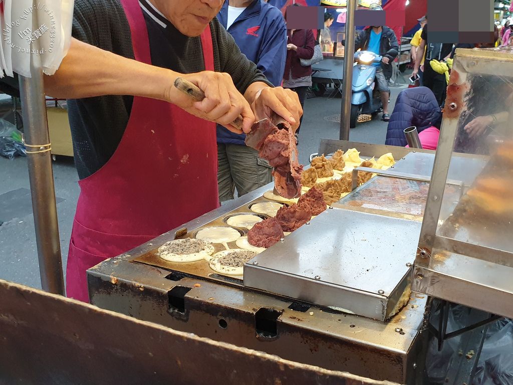 艋舺夜市美食 東港旗魚黑輪 丸田飛碟燒 懷念愛玉 廣州街20年老店蚵仔煎 傳奇地瓜球 (8)