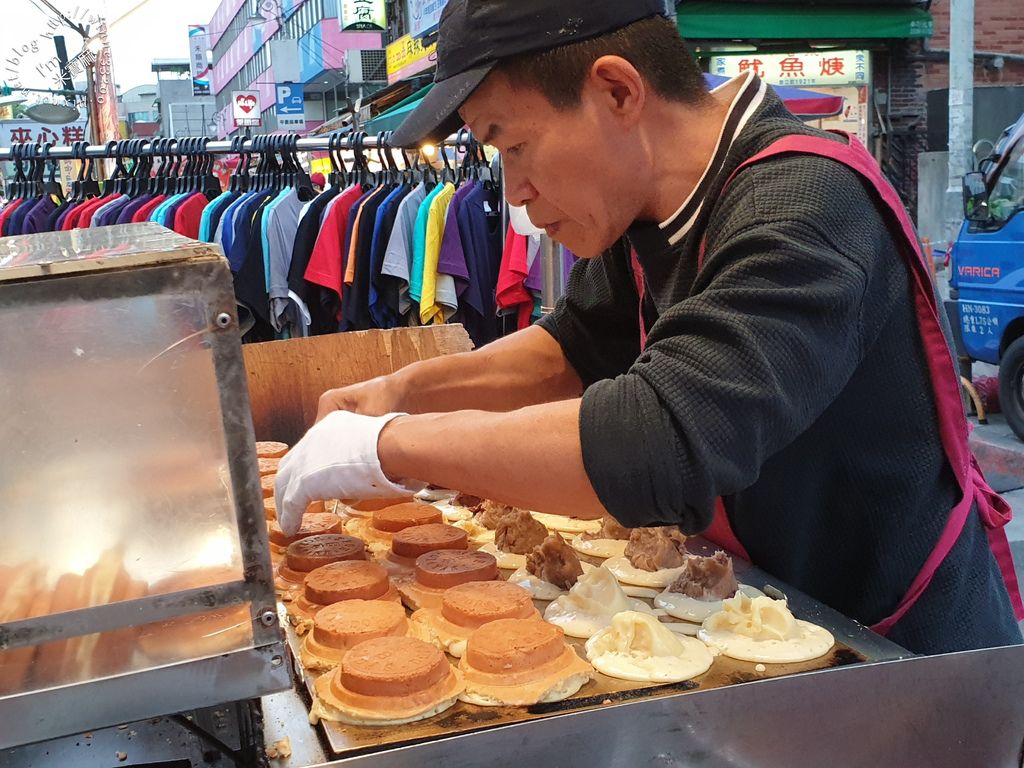 艋舺夜市美食 東港旗魚黑輪 丸田飛碟燒 懷念愛玉 廣州街20年老店蚵仔煎 傳奇地瓜球 (11)