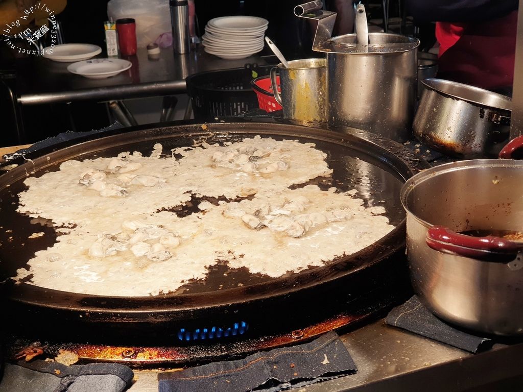 艋舺夜市美食 東港旗魚黑輪 丸田飛碟燒 懷念愛玉 廣州街20年老店蚵仔煎 傳奇地瓜球 (26)