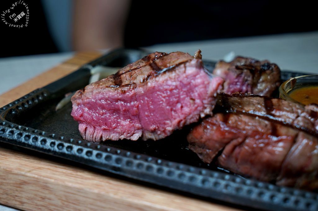 鬥炙原味炙燒牛排┃中和牛排。濕式熟成冷藏牛肉。大火炙燒鎖住肉的鮮甜、原肉冷藏牛排 舌頭都知道的美味 @米寶麻幸福滿載