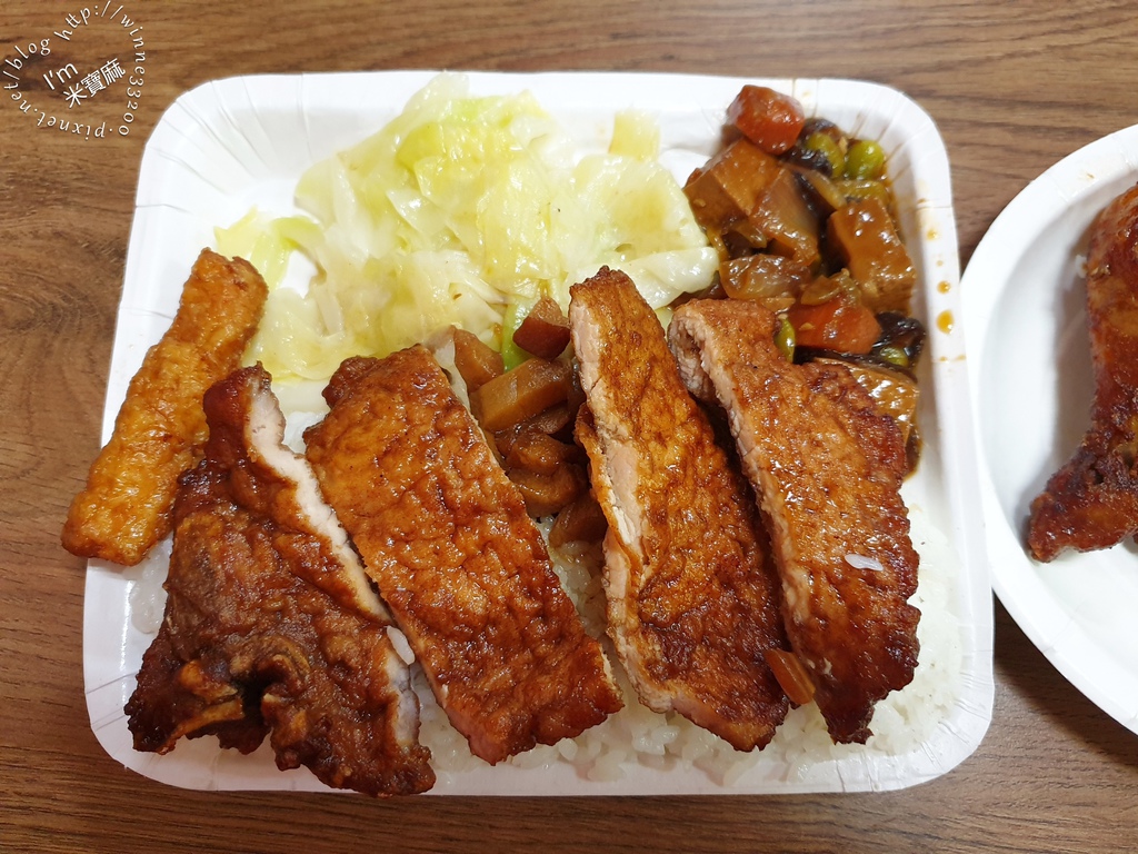 金仙蝦捲飯┃永和30年老字號便當店。排骨酥香入味、雞腿油脆鹹