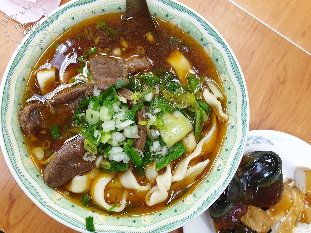 老黃原汁牛肉麵┃永和人氣排隊店家。店內可免費續湯一次