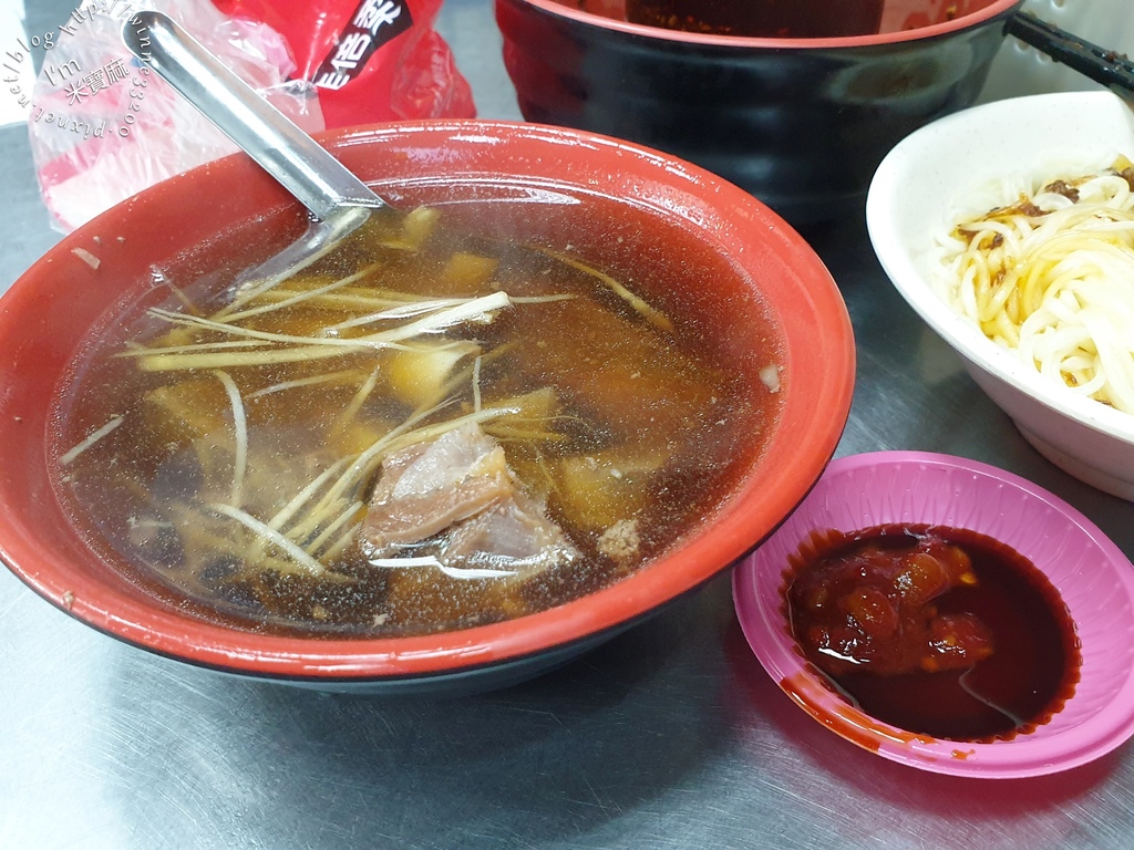 賴岡山羊肉┃油香魯肉飯及麵線配各式羊肉湯超滿足。新店老字號晚餐宵夜