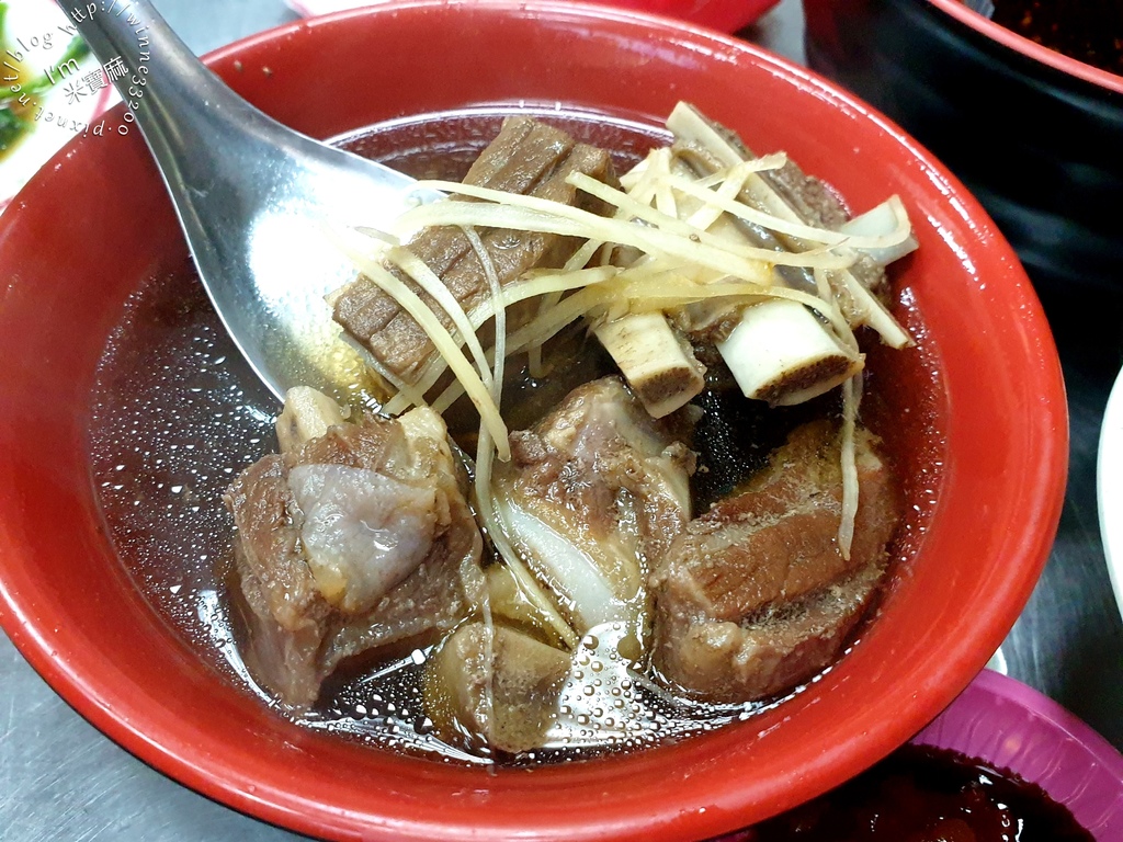 賴岡山羊肉┃油香魯肉飯及麵線配各式羊肉湯超滿足。新店老字號晚餐宵夜