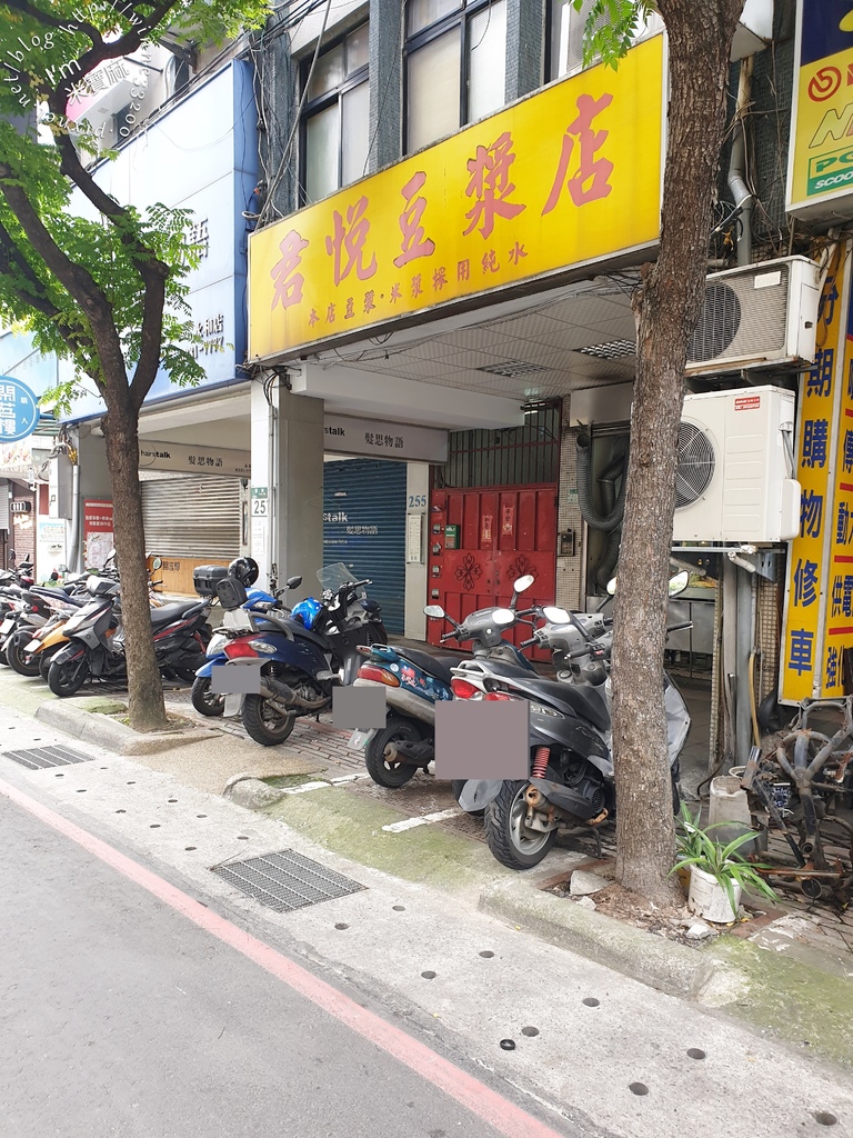 君悅豆漿店┃燒餅油條酥脆不油。豆漿香濃，蛋餅、蘿蔔糕也好吃