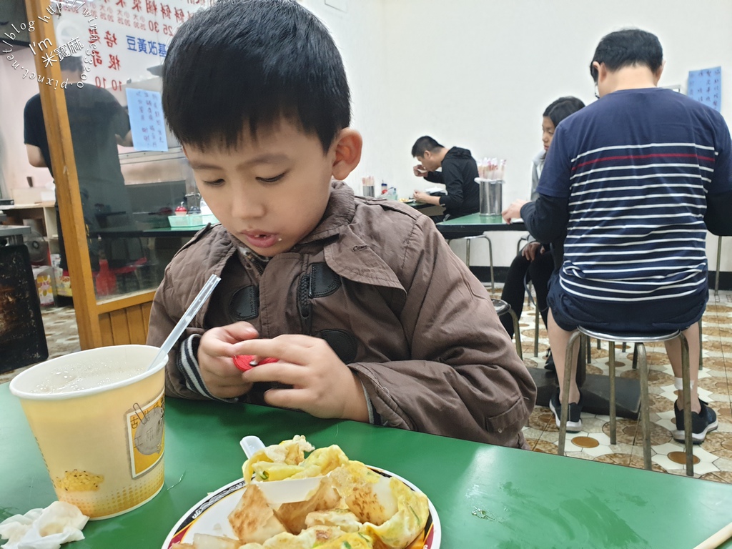 君悅豆漿店┃燒餅油條酥脆不油。豆漿香濃，蛋餅、蘿蔔糕也好吃