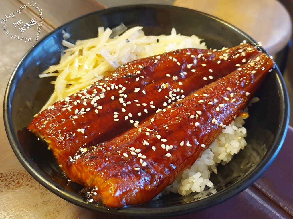 三味食堂┃西門町日式料理。來這除了點巨無霸握壽司，蝦仁炒飯、鰻魚飯也不錯