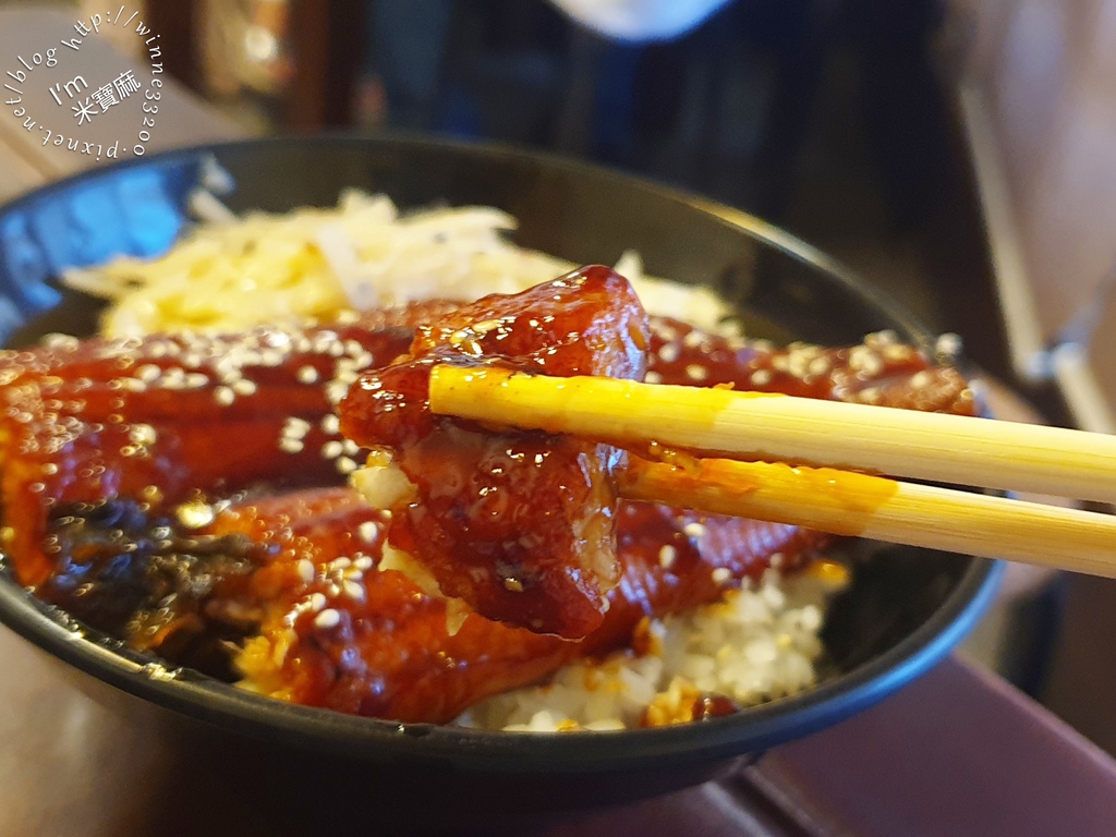 三味食堂┃西門町日式料理。來這除了點巨無霸握壽司，蝦仁炒飯、鰻魚飯也不錯