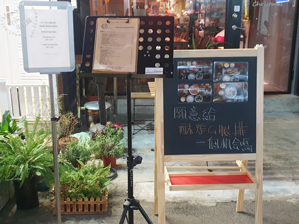 信宅 食堂 餐酒館┃信義安和 餐酒館。豬五花炒泡麵、鐵板炙燒狠生魚片、波士頓龍蝦都好吃中午和晚上都有營業