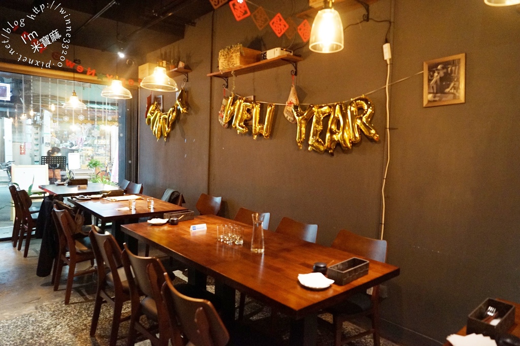 信宅 食堂 餐酒館┃信義安和 餐酒館。豬五花炒泡麵、鐵板炙燒狠生魚片、波士頓龍蝦都好吃中午和晚上都有營業