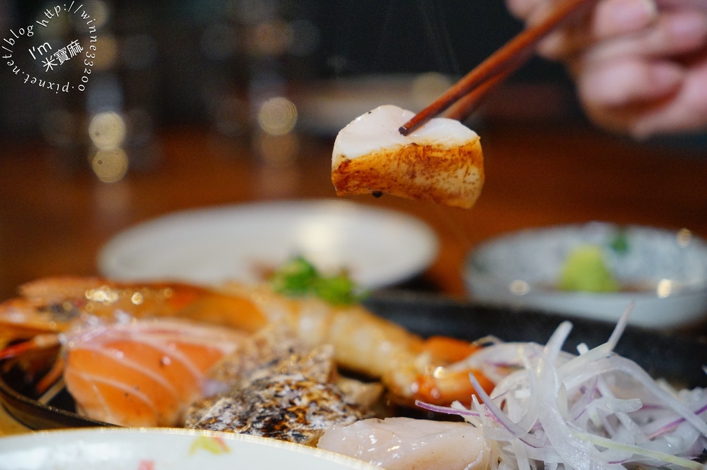 信宅 食堂 餐酒館┃信義安和 餐酒館。豬五花炒泡麵、鐵板炙燒狠生魚片、波士頓龍蝦都好吃中午和晚上都有營業