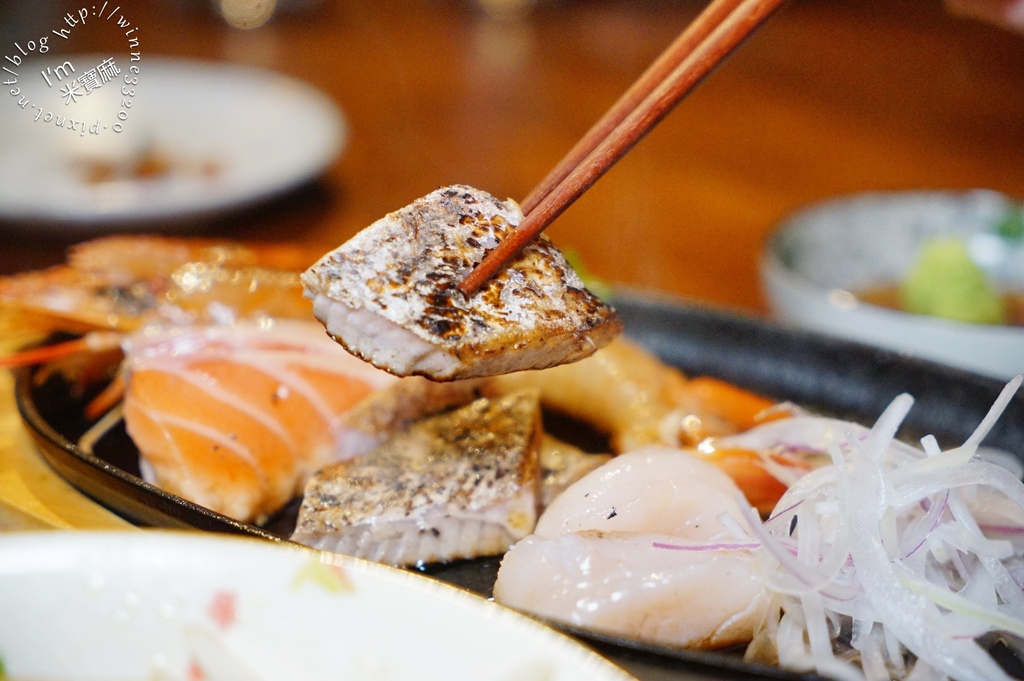 信宅 食堂 餐酒館┃信義安和 餐酒館。豬五花炒泡麵、鐵板炙燒狠生魚片、波士頓龍蝦都好吃中午和晚上都有營業