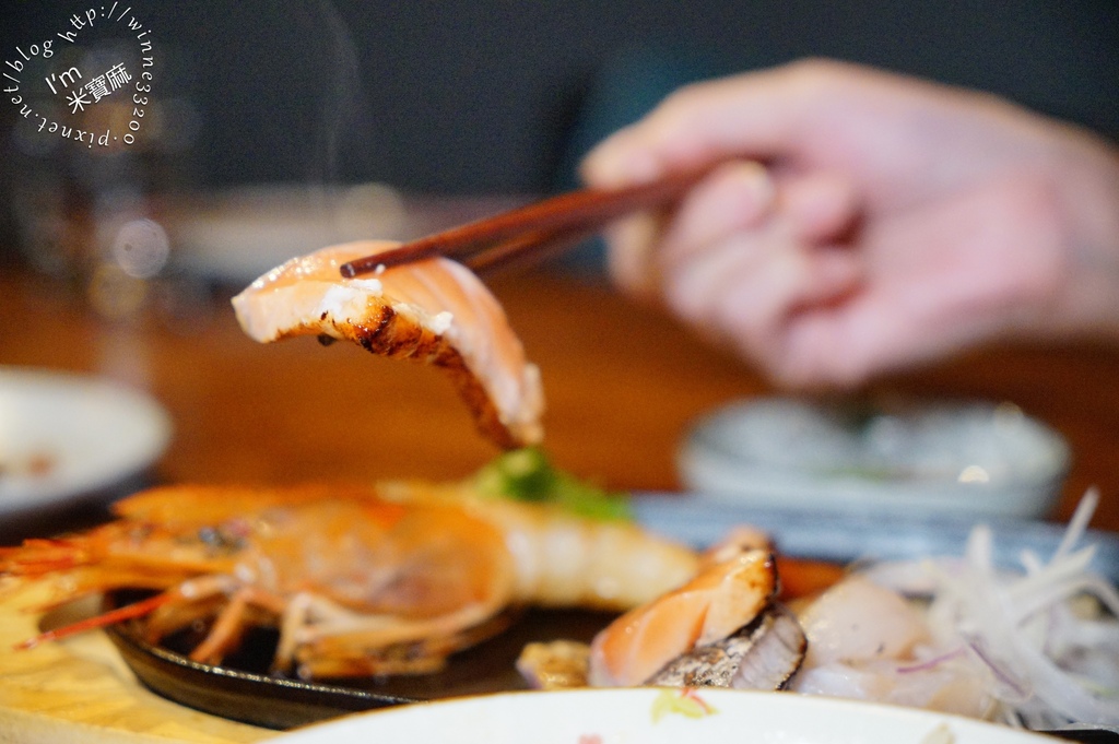 信宅 食堂 餐酒館┃信義安和 餐酒館。豬五花炒泡麵、鐵板炙燒狠生魚片、波士頓龍蝦都好吃中午和晚上都有營業