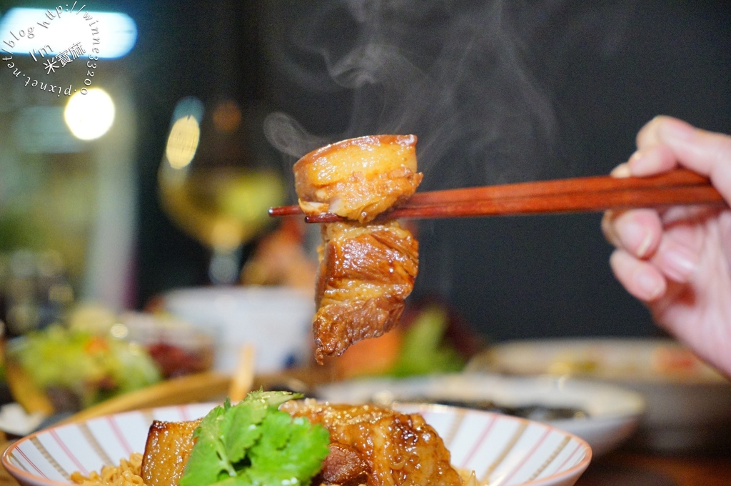 信宅 食堂 餐酒館┃信義安和 餐酒館。豬五花炒泡麵、鐵板炙燒狠生魚片、波士頓龍蝦都好吃中午和晚上都有營業