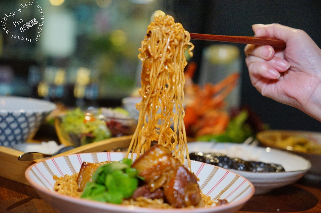 信宅 食堂 餐酒館┃信義安和 餐酒館。豬五花炒泡麵、鐵板炙燒狠生魚片、波士頓龍蝦都好吃中午和晚上都有營業