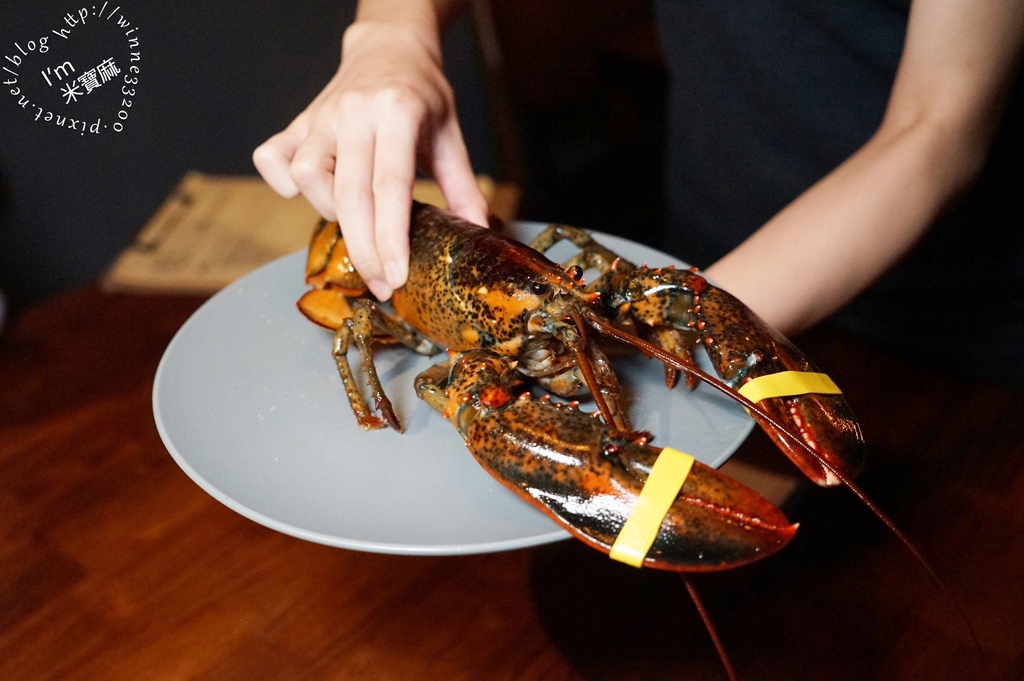 信宅 食堂 餐酒館┃信義安和 餐酒館。豬五花炒泡麵、鐵板炙燒狠生魚片、波士頓龍蝦都好吃中午和晚上都有營業