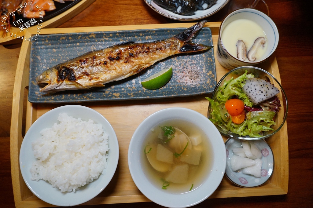 信宅 食堂 餐酒館┃信義安和 餐酒館。豬五花炒泡麵、鐵板炙燒狠生魚片、波士頓龍蝦都好吃中午和晚上都有營業