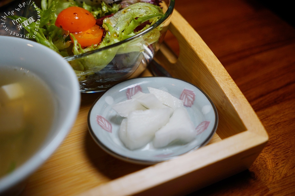 信宅 食堂 餐酒館┃信義安和 餐酒館。豬五花炒泡麵、鐵板炙燒狠生魚片、波士頓龍蝦都好吃中午和晚上都有營業