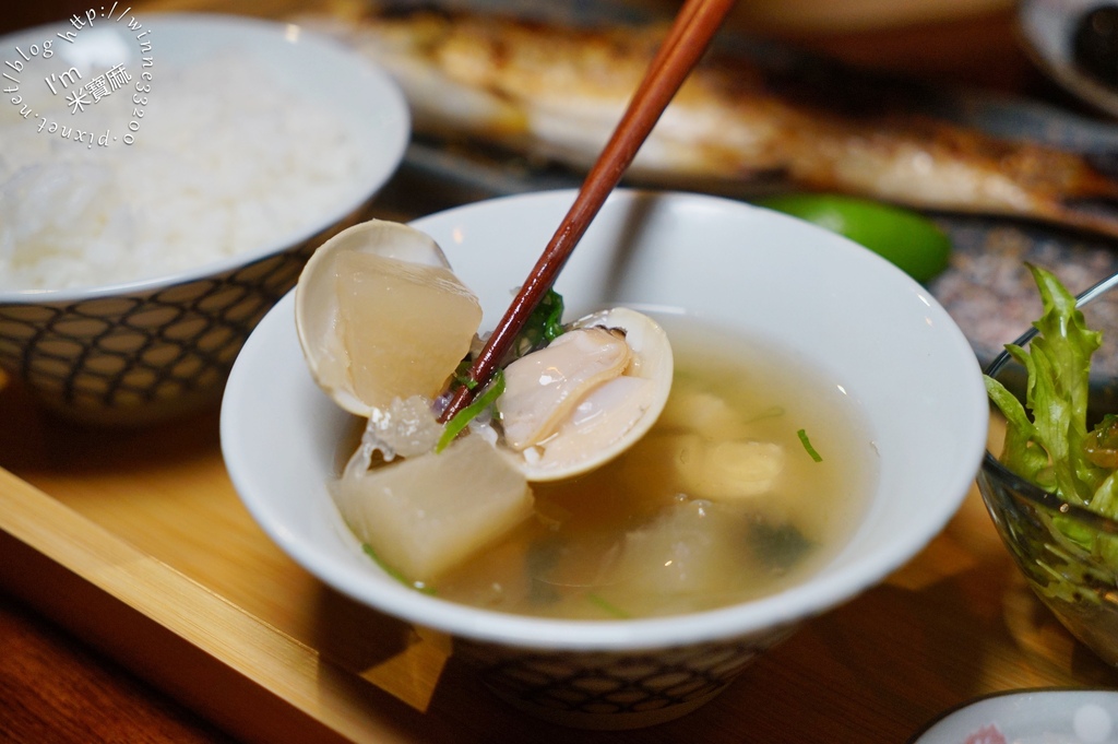 信宅 食堂 餐酒館┃信義安和 餐酒館。豬五花炒泡麵、鐵板炙燒狠生魚片、波士頓龍蝦都好吃中午和晚上都有營業