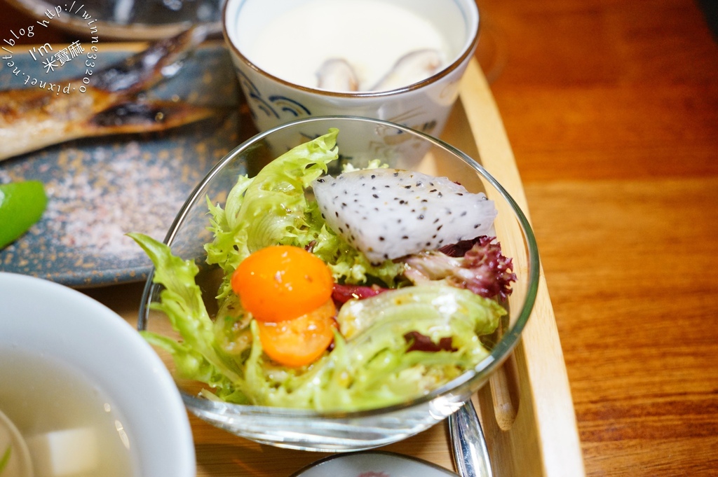 信宅 食堂 餐酒館┃信義安和 餐酒館。豬五花炒泡麵、鐵板炙燒狠生魚片、波士頓龍蝦都好吃中午和晚上都有營業