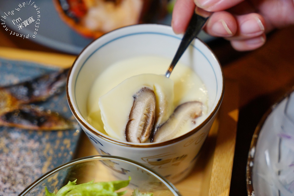 信宅 食堂 餐酒館┃信義安和 餐酒館。豬五花炒泡麵、鐵板炙燒狠生魚片、波士頓龍蝦都好吃中午和晚上都有營業