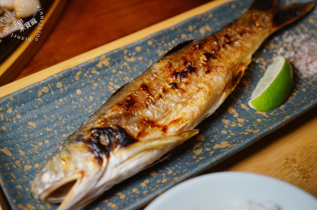 信宅 食堂/餐酒館┃信義安和 餐酒館。豬五花炒泡麵、鐵板炙燒狠生魚片、波士頓龍蝦都好吃中午和晚上都有營業