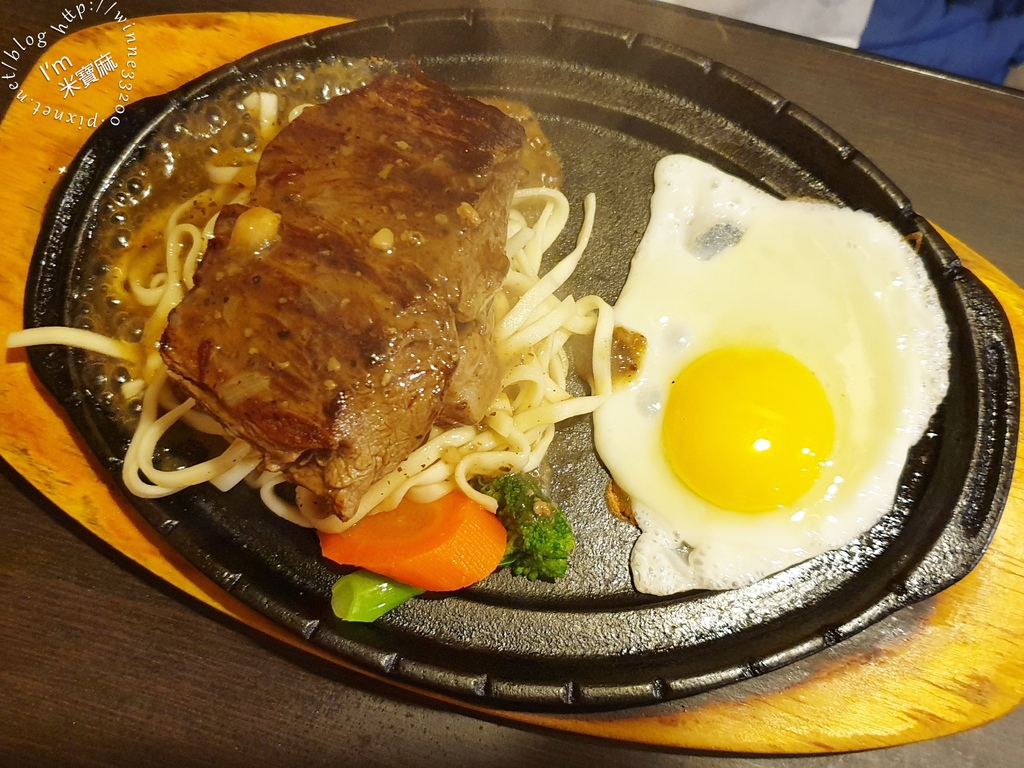 台大牛排┃永和平價牛排。原肉牛排非組合肉。濃湯、冷飲無限自助