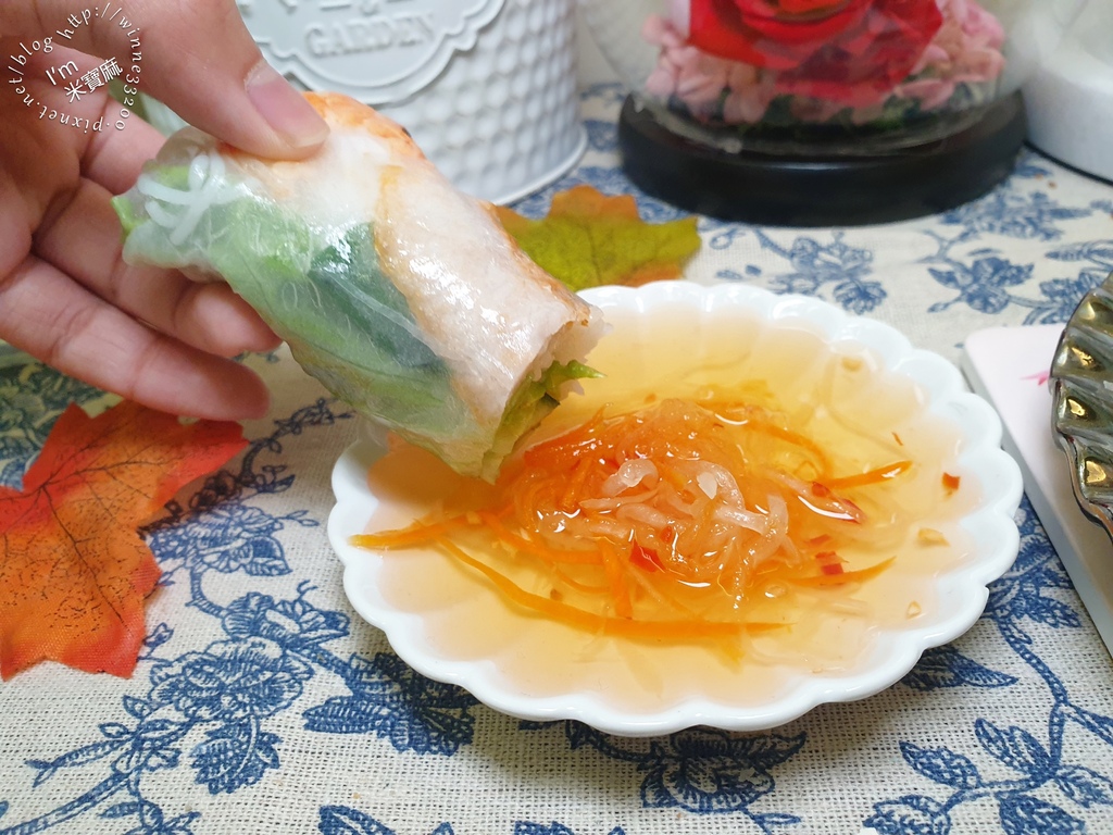 小梅越南口味法國麵包┃中和景新街美食。法國麵包、生春捲、甜點都吃得到