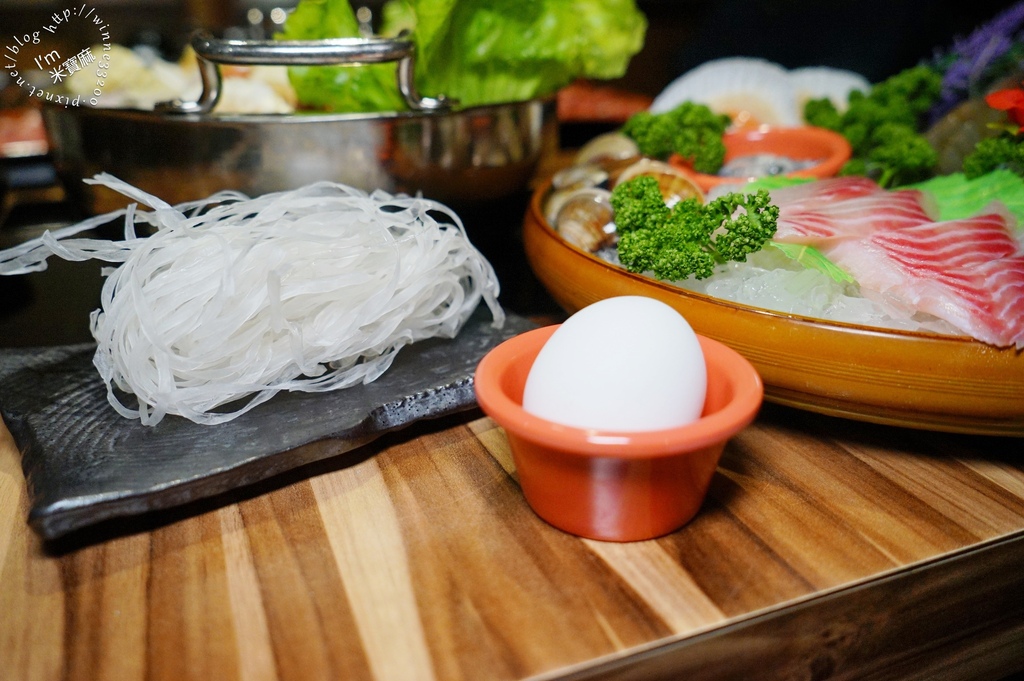 和蒝鍋物┃西門 火鍋。雙人套餐海陸雙拼更澎派。內用冰品冷飲、白飯自助無限