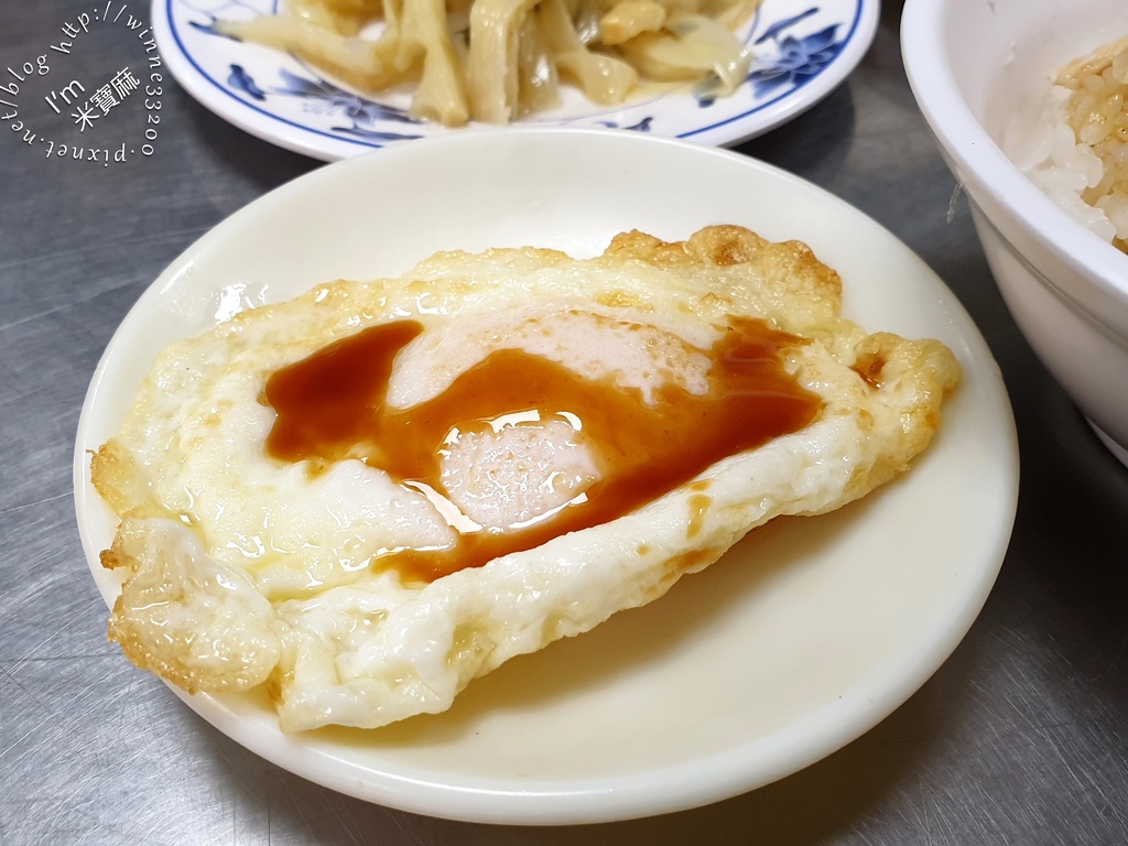 梁記雞肉飯┃松江南京站美食。半熟蛋+雞肉飯是老饕吃法。老司機愛店