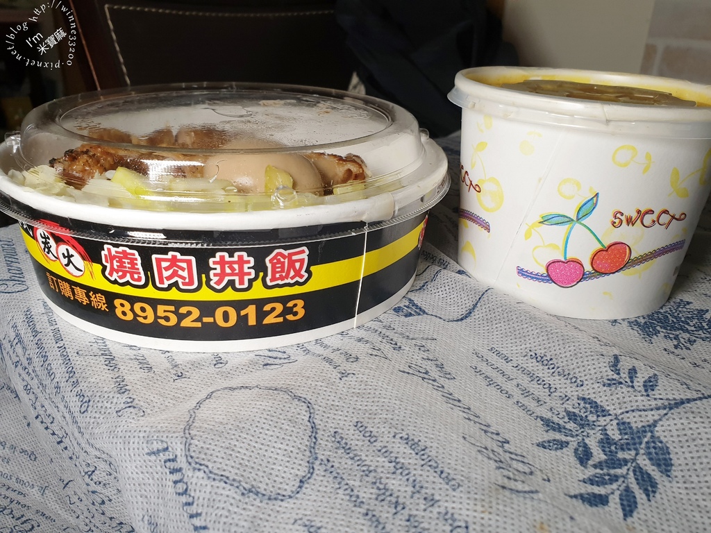 烤肉匠 炭火燒肉丼飯┃板橋便當。超值爆表份量更有感。特選級五花豬肉丼飯。醬烤豬肉丼飯。醬烤雞腿丼飯。特烤香腸丼飯