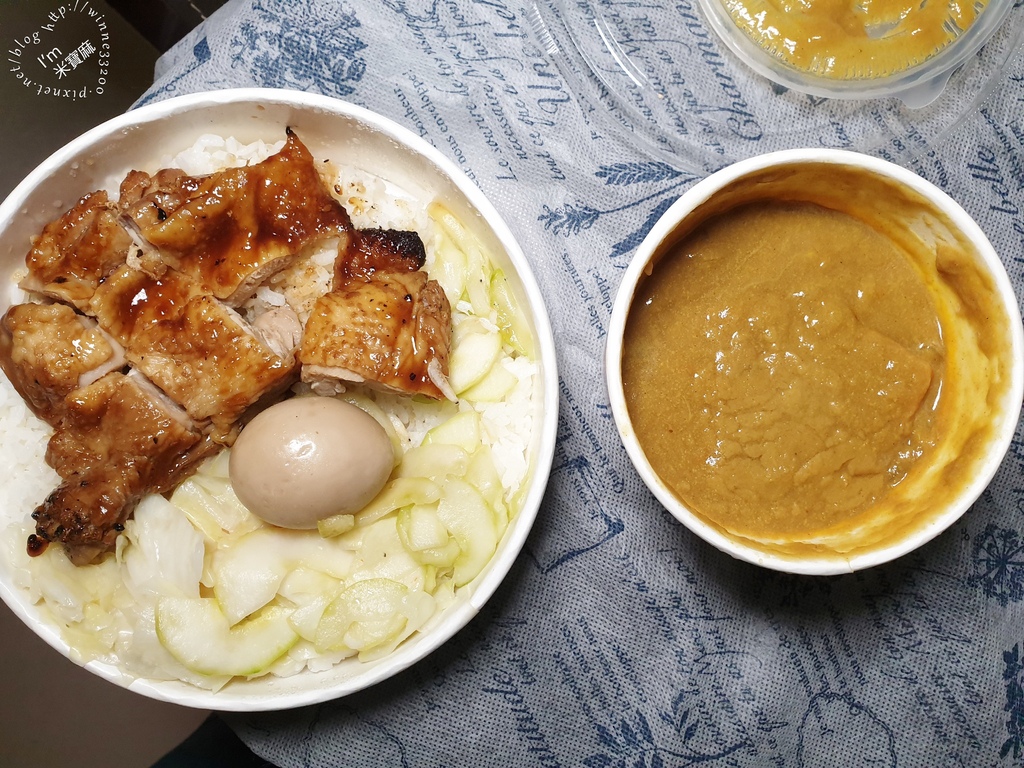 烤肉匠 炭火燒肉丼飯┃板橋便當。超值爆表份量更有感。特選級五花豬肉丼飯。醬烤豬肉丼飯。醬烤雞腿丼飯。特烤香腸丼飯