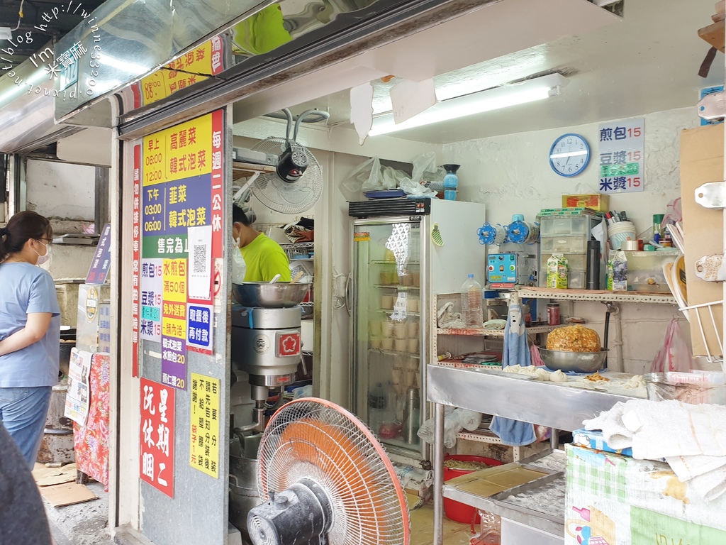 老楊黃金脆皮水煎包┃新店56年老字號美食。除了高麗菜及韭菜、還有韓式泡菜口味爽辣帶勁