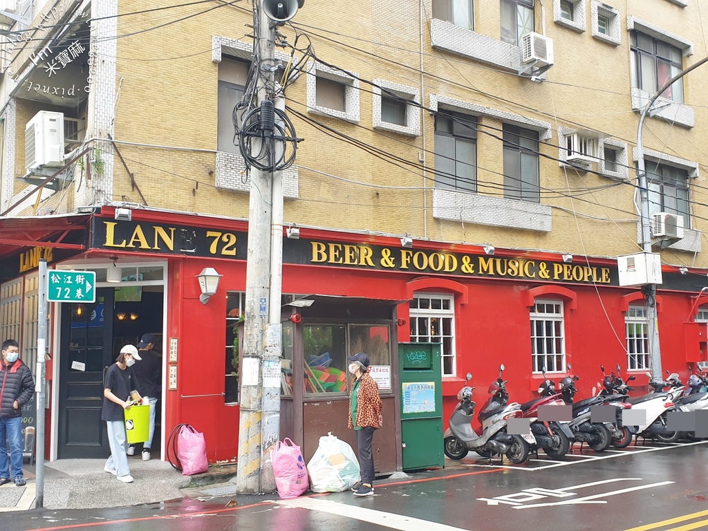 位於巷弄餐酒館，平日晚上才營業，週六日則有提供早午餐，用餐不限時數，還有黑咖啡及唐寧茶免費續