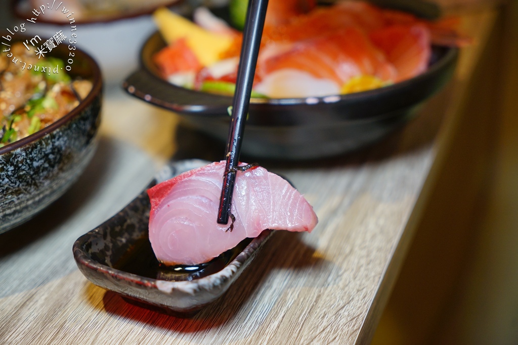 大江戶花式丼飯┃信義區日本料理。天使紅蝦肉質不軟綿超好吃。內用味噌湯及咖啡無限續!