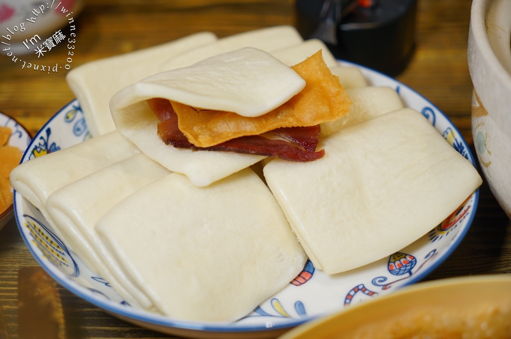 復興客棧┃大稻埕美食。台灣小吃、港式燒臘以及煲湯都吃得到，年菜預購下單再送一盒大元寶