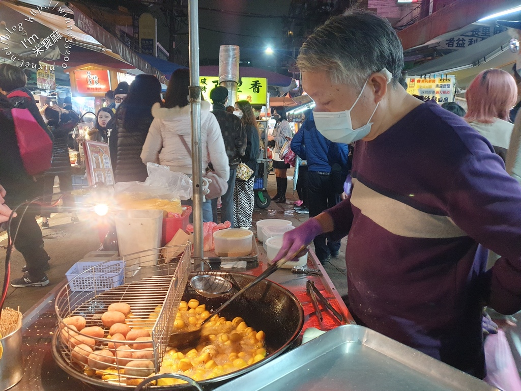 傳奇地瓜球┃通化夜市美食。Q彈有嚼勁的小地瓜球、甜香芝麻球以及芋頭球，來這裡記得先點完再去逛夜市