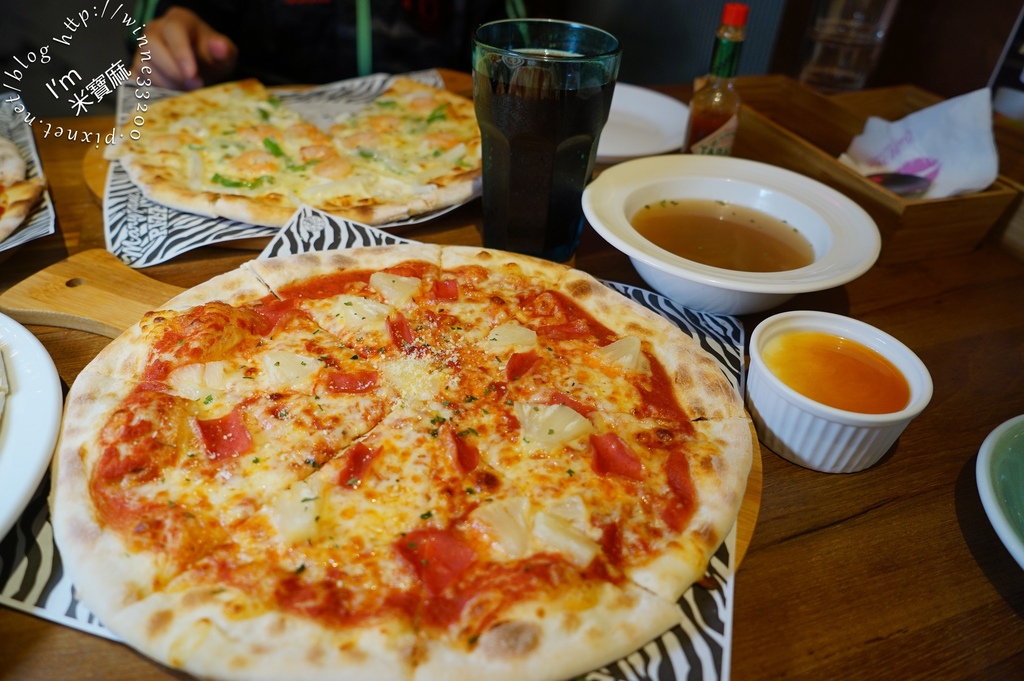 Maryjane Pizza Bar 瑪莉珍披薩吧┃東區披薩。多口味的手工比薩甜鹹都有，還有燉飯、炸物，再來杯調酒冷飲就是痛快