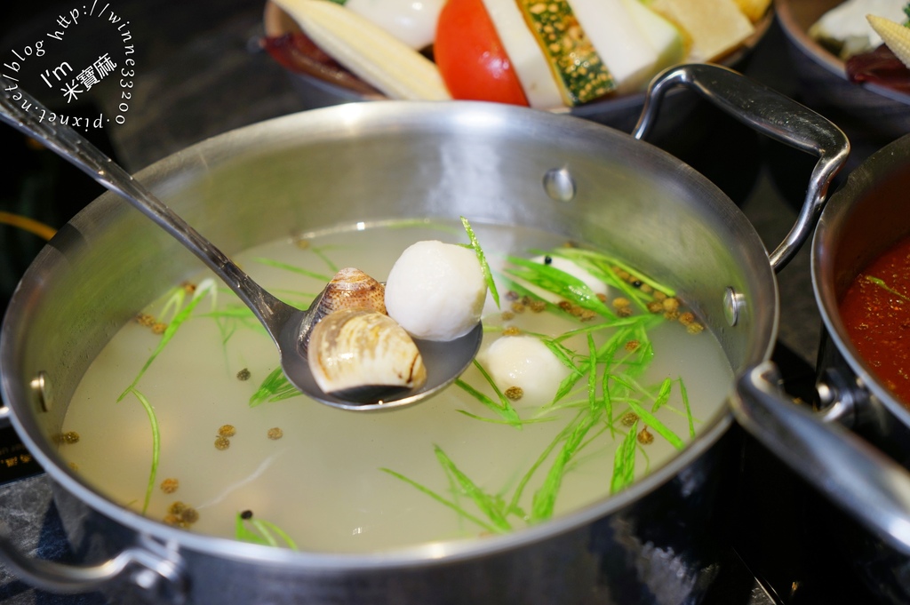 大師兄麻辣鍋物┃國父紀念館火鍋。台北大安頂級火鍋。蛤蠣精力湯太鮮!還有cold stone冰淇淋無限續