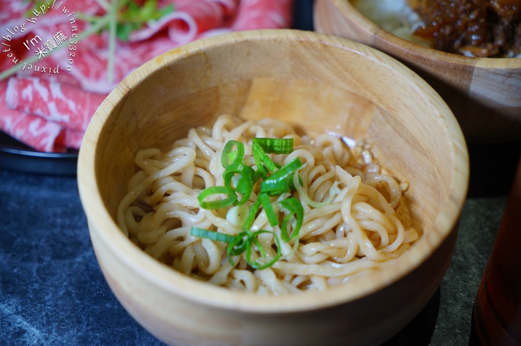 大師兄麻辣鍋物┃國父紀念館火鍋。台北大安頂級火鍋。蛤蠣精力湯太鮮!還有cold stone冰淇淋無限續