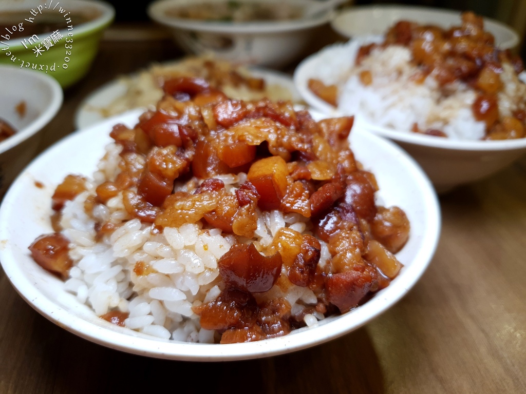 台北老圓環赤肉羹魯肉飯┃新店美食。黑金黏嘴的魯肉飯，中午早午餐吃飽特滿足