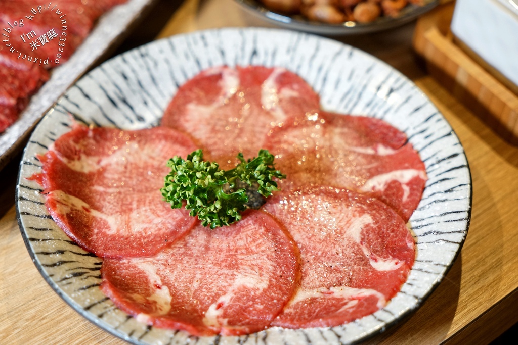 淡定人生炭火燒肉小酒館┃板橋必吃燒肉，串燒，生啤，聚餐。比東區性價比更高的燒肉，入口秒圈粉、好吃到翻天