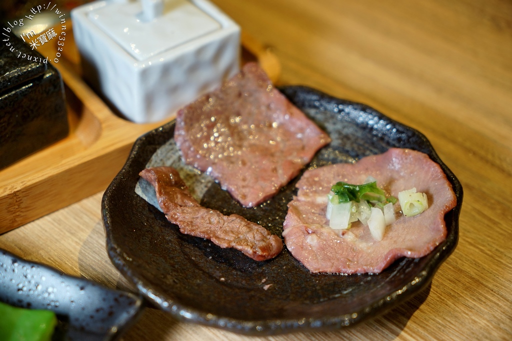 淡定人生炭火燒肉小酒館┃板橋必吃燒肉，串燒，生啤，聚餐。比東區性價比更高的燒肉，入口秒圈粉、好吃到翻天