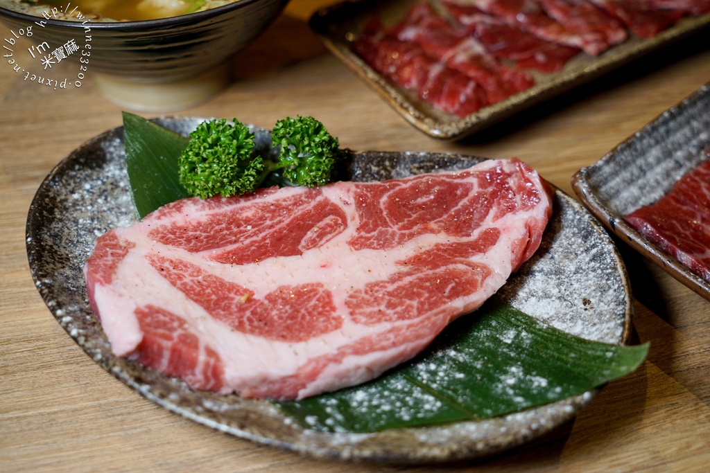 淡定人生炭火燒肉小酒館┃板橋必吃燒肉，串燒，生啤，聚餐。比東區性價比更高的燒肉，入口秒圈粉、好吃到翻天