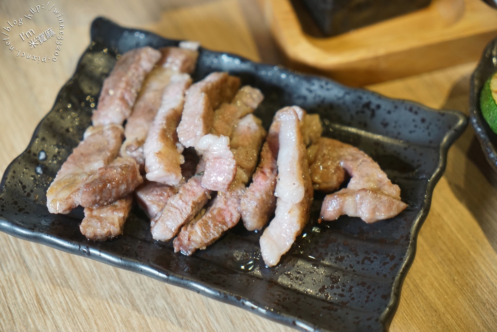 淡定人生炭火燒肉小酒館┃板橋必吃燒肉，串燒，生啤，聚餐。比東區性價比更高的燒肉，入口秒圈粉、好吃到翻天