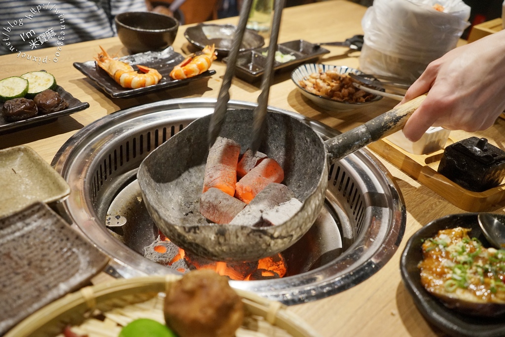 淡定人生炭火燒肉小酒館┃板橋必吃燒肉，串燒，生啤，聚餐。比東區性價比更高的燒肉，入口秒圈粉、好吃到翻天