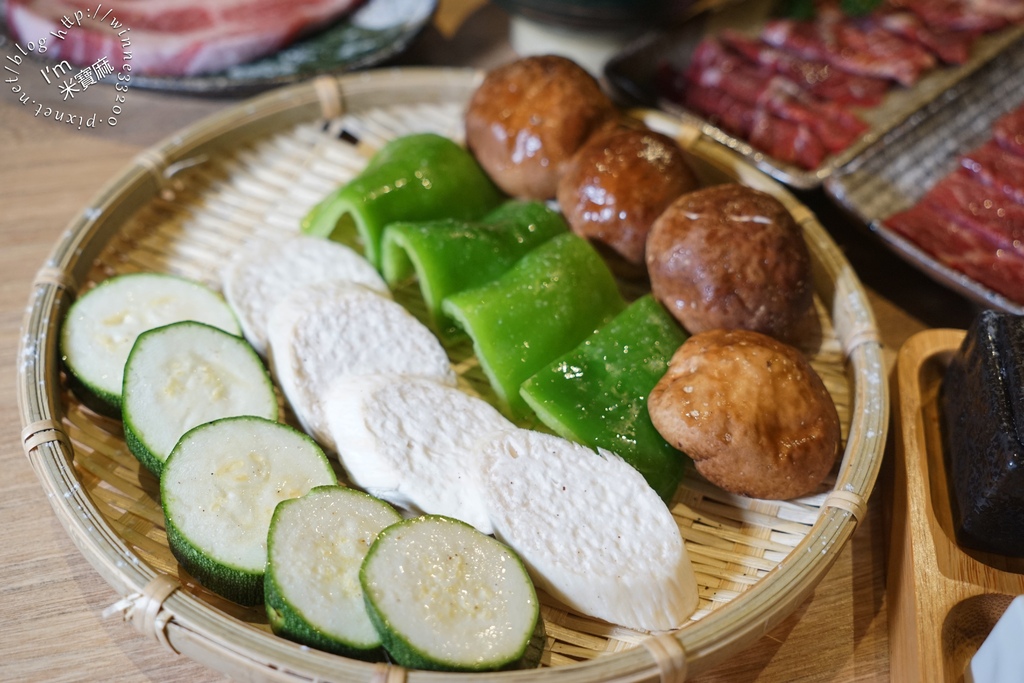 淡定人生炭火燒肉小酒館┃板橋必吃燒肉，串燒，生啤，聚餐。比東區性價比更高的燒肉，入口秒圈粉、好吃到翻天